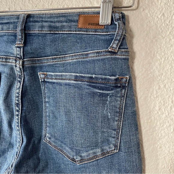 RSQ Vintage Mom Jeans Women’s 24 Blue Medium Wash Ripped Distressed Stretch - Picture 12 of 16